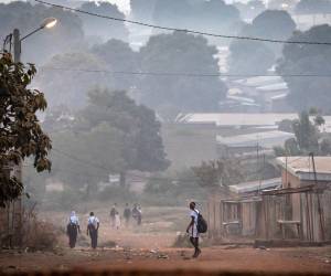 Imagen de referencia de peatones transitando por una calle de Korhogo, Malí, el 15 de enero de 2024.