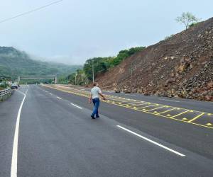 Desde hace días,, un derrumbe en el lugar conocido como El Terremoto, en Caridad, Valle tiene inhabilitado uno de los carriles del canal seco. Una empresa enviada por el gobierno mostro su incapacidad para limpiar la vía y hacer los correctivos urgentes.