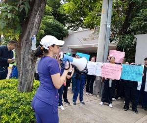 Con pancartas, los estudiantes de medicina piden a las autoridades de la Sesal dar solución a sus exigencias.