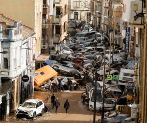 Las calles de Valencia y otras localidades de la Comunidad Valenciana amanecieron con decenas de vehículos amontonados y zonas completamente anegadas tras el paso de la Depresión Aislada en Niveles Altos (DANA).