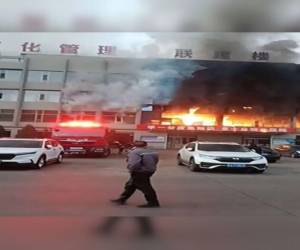 Imagen tomada de redes sociales que muestra la magnitud del incendio.