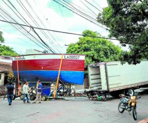 El velero quedó cruzado en la calle principal de El Reparto.