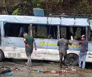 Personas se bajaron de sus vehículos para poder sacar a los heridos de la unidad de transporte.