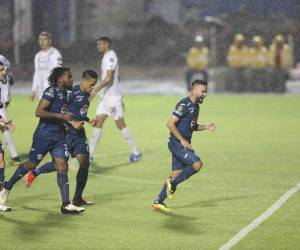 Los jugadores celebraron bajo la lluvia que cae sobre el Chelato Uclés.