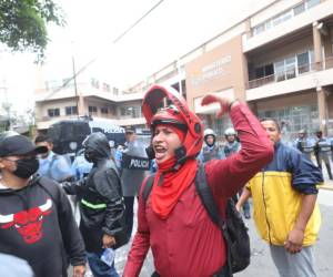 Simpatizantes del oficialista Libre se enfrentaron a miembros de la oposición frente al Ministerio Público momentos después de que la Comisión Permanente del Congreso Nacional nombrara un fiscal interino.