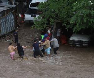 Viviendas inundadas y familias abandonando lo que tanto les costó formar durante varios años dejó anoche el desbordamiento del río San José a su paso por la colonia La Vega de Tegucigalpa, capital del país.