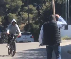 Lionel Messi intentó ser discreto mientras se paseaba en las calles de Barcelona.