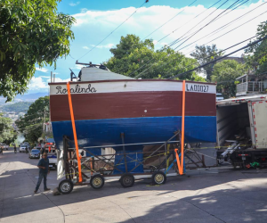 En octubre de 2023 inició la construcción del velero que dejó impactados a miles de hondureños y que hoy zarpa al litoral pacífico