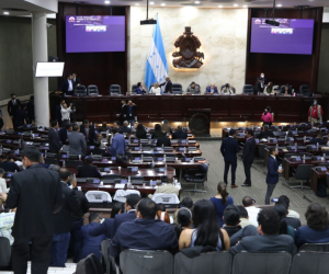 Aunque la sesión fue convocada para las 3:00 de la tarde, los diputados llegaron pasadas las 7:00 de la noche. Una vez más no hubo consenso.