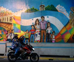 Coloridos murales de personajes que reflejan la vida social y cultural del país engalanan la capital hondureña, una especie de galería al aire libre con obras de artistas locales.