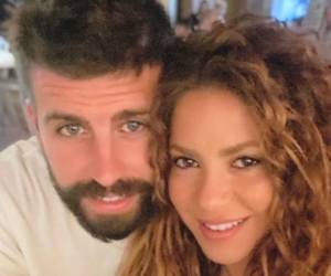 El exdefensor aún mantiene en sus redes sociales fotografías al lado de Shakira. La última de ellas data de 2021.