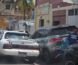 Las sanciones por estacionarse en línea amarilla o sobre aceras podrían interpretarse como una medida para garantizar el orden.