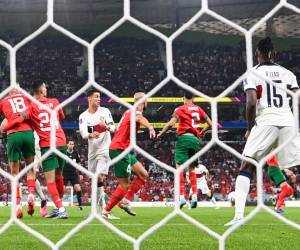 El delantero portugués #07 Cristiano Ronaldo (centro) lucha por el balón en el área durante un tiro de esquina durante el partido de fútbol de cuartos de final de la Copa Mundial de Qatar 2022 entre Marruecos y Portugal en el Estadio Al-Thumama en Doha el 10 de diciembre de 2022.