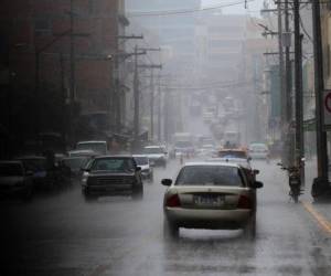 Calles inundadas, derrumbes y deslizamientos, son los resultados de las fuertes lluvias en el país.