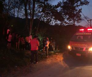 El motociclista que peridió la vida quedó tirado en el suelo.