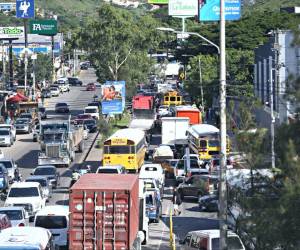 Los trabajos de bacheo que se llevan a cabo en la carretera al sur de la capital provocaron un tráfico infernal que ha durado varias horas. Estas son las imágenes de las kilométricas filas de vehículos.