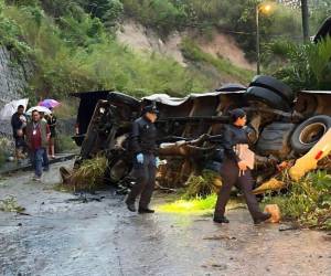 El bus escolar transitaba por el anillo periférico cuando cayó en una hondonada y cayó hasta la colonia La Fuente de la capital.