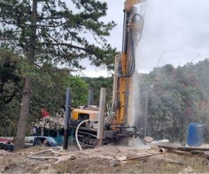 Cada pozo tiene una profundidad de 300 pies y se instala el equipo para el bombero del agua.