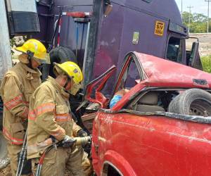 Miembros del Cuerpo de Bomberos de Honduras rescataron el cadáver de la víctima.