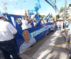 Con pancartas y banderas, miembros nacionalistas llegaron a los tribunales en apoyo “Papi a la orden”.