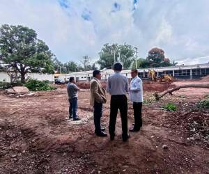 El ministro de Salud, José Manuel Matheu, supervisó el avance de las obras de construcción junto a los representantes del OIEA.