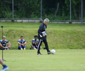 Reinaldo Rueda valoró el buen estado del césped del Nacional.