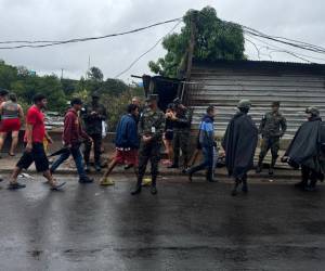 Elementos de las Fuerzas Armadas llegaron a la zona de las colonias Betania y Las Brisas para ayudar con las evacuaciones.