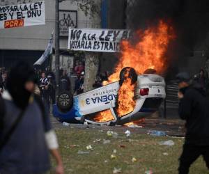 Los disturbios implicaron que los protestantes arrojaran piedras y otros objetos contra la policía, mientras los oficiales respondieron con gases, balas de goma y chorros de agua.