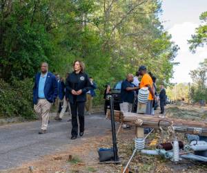 La vicepresidenta visitó el barrio de Meadowbrook para ver el impacto del huracán .