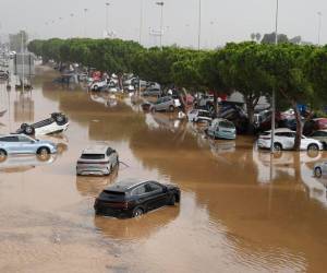 Ante las inundaciones desatadas por la Depresión Aislada en Niveles Altos (DANA) que ha dejado fallecidos, España declaró tres días de luto.