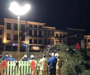 El pesado árbol de Navidad estaba inestable, según denunciaron algunos testigos.
