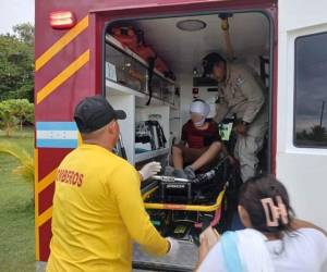 El menor de edad fue enviado al hospital de La Ceiba tras que los bomberos le removieran el pez de su cabeza.