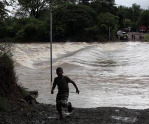 Debido a las lluvias, no hay paso peatonal ni vehicular hacia la Costa de los Amates en Alianza, Valle.