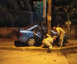 Elementos del cuerpo de Bomberos se trasladaron hasta el lugar para extraer del vehículo a Yolanda Castillo, quien quedó atrapada dentro del automotor.