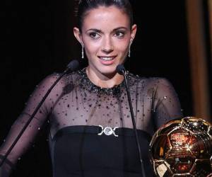 La centrocampista del Barcelona, Aitana Bonmatí, celebró por recibir el Balón de Oro en la premiación de este lunes -30 de octubre-.