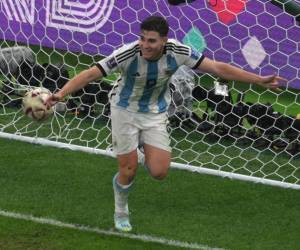 Julián Álvarez fue uno de los grandes héroes de la noche con su doblete y al recibir la falta penal que provocó el primer gol de Messi.