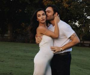 El reconocido actor Ed Westwick, quien interpreta a Chuck Bass en la serie Gossip Girl, anunció junto a su esposa Amy Jackson que están a la espera de su primer hijo juntos. A continuación, los detalles.