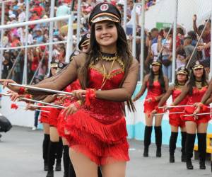 Michell Sánchez se convirtió en la destacada palillona del Instituto Evangélico Abdiel. Aquí las fotografías de su recorrido por el Estadio Nacional.