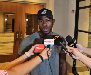 Maynor Figueroa hablando con los medios nacionales.