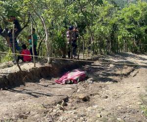 El cuerpo sin vida de Geovanny Cruz quedó tirado en una calle de tierra de la comunidad.