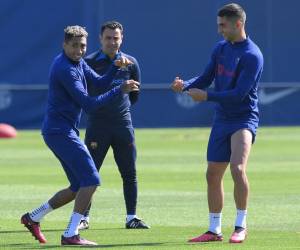 La delantera brasileña del Barcelona Raphinha, el entrenador español del Barcelona Xavi y el delantero español del Barcelona Ferran Torres participan en una sesión de entrenamiento.