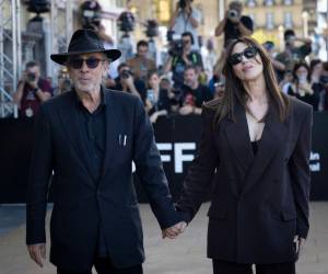 La actriz Mónica Bellucci y el director Tim Burton en su llegada este miércoles al hotel que aloja a los invitados del 72 Festival Internacional de Cine de San Sebastián.