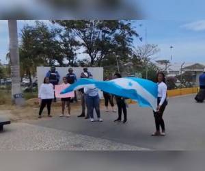 La entrada principal del Aeropuerto de Roatán estuvo tomada por varias horas este sábado.