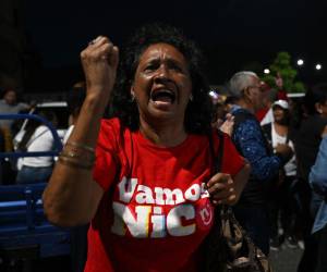 Motorizados chavistas toman el control de las calles; opositores resisten en centros de votación