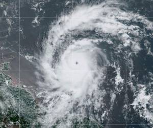 El NHC rebajó la intensidad del ciclón, pero advierte que sigue siendo peligroso