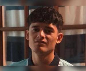 El joven se dedicaba a la construcción e iba junto a su familia cuando ocurrió el accidente; Gutiérrez falleció de inmediato y su familia fue rescatada por los bomberos.