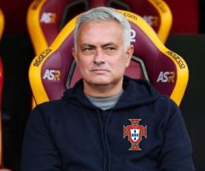 José Mourinho durante un partido en el banquillo de la Roma de Italia.