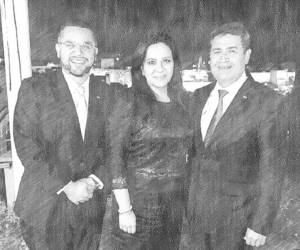 El líder nacionalista compartió una fotografía junto a la exprimera dama Ana García y el expresidente Juan Orlando Hernández.