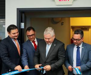 A la inauguración asistió el vicecanciller Enrique Reina; el vicecanciller de Asuntos Consulares y Migratorios, Antonio García; el embajador de Honduras en Estados Unidos, Javier Bú; y el director del Instituto Nacional de Migración (INM), Allan Alvarenga.