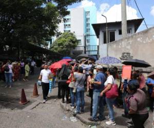 Tal como sucedió la semana pasada, los derechohabientes continúan llegando masivamente al centro asistencial en busca de agenda y obtener una cita médica.